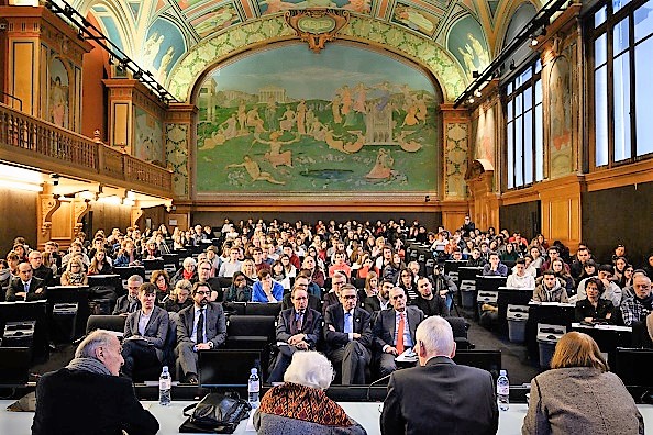 -Avant le jour du Souvenir de l'Holocauste, le 27 janvier 2019, la CICAD, une organisation de la société civile basée en Suisse, a organisé une réunion réunissant des enfants de nazis et leurs victimes afin de partager leur histoire familiale. Photo FABRICE COFFRINI / AFP / Getty Images.