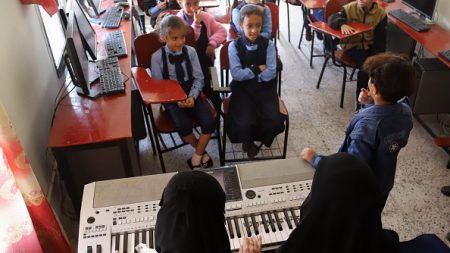 Au Yémen en guerre, des enfants trouvent du réconfort dans la musique