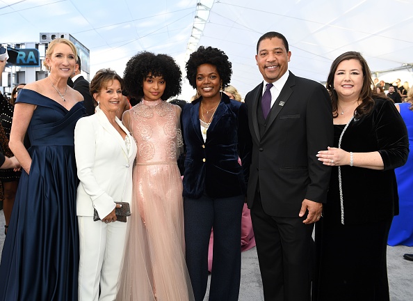 -La secrétaire-trésorière de SAG-AFTRA, Jane Austin, la présidente de SAG-AFTRA, Gabrielle Carteris, l'actrice Yara Shahidi, le directeur exécutif national de SAG-AFTRA, David White, et la vice-présidente exécutive de SAG-AFTRA, Rebecca Damon, participent à la 25e cérémonie annuelle à Los Angeles, Californie, le 27 janvier 2019. Photo VALERIE MACON / AFP / Getty Images.