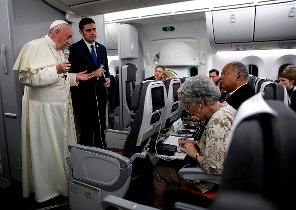 -Le pape François, accompagné du porte-parole du Vatican, Alessandro Gisotti, répond aux questions des journalistes dans l'avion après le décollage de Panama City le 27 janvier 2019 après avoir participé aux Journées mondiales de la jeunesse. Photo par ALESSANDRA TARANTINO / AFP / Getty Images