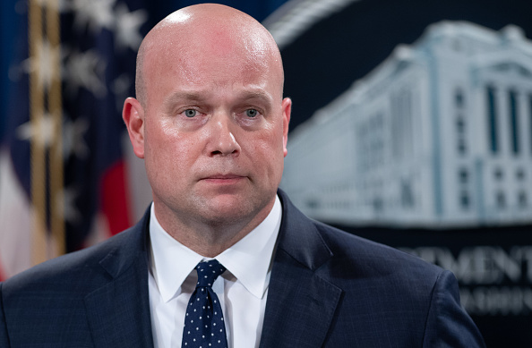 -Le procureur général par intérim des États-Unis, Matthew Whitaker, annonce une accusation de 13 chefs d'accusation de fraude financière contre le fabricant chinois de télécommunications Huawei, ainsi que deux sociétés affiliées et son directeur financier, Meng Wanzhou, lors d'une conférence de presse au ministère de la Justice à Washington, DC, 28 janvier 2019. Photo de SAUL LOEB / AFP Getty Images.