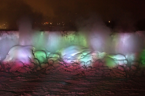 -Les chutes américaines gelées sont illuminées à Niagara Falls, Ontario, Canada le 30 janvier 2019. Des avertissements contre les engelures ont été émis pour certaines parties du Midwest américain le 30 janvier 2019, alors que la température était plus froide que celle des vols au sol antarctiques, forçant la fermeture d'écoles et d'entreprises et perturbé la vie de dizaines de millions de personnes. Photo de Lars Hagberg / AFP / Getty Images.