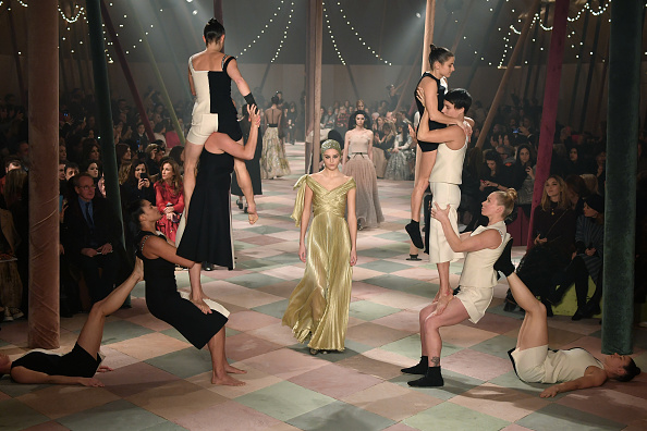 -Un mannequin marche sur la piste lors du défilé printemps-été 2019 de Christian Dior dans le cadre de la fashion week de paris le 21 janvier 2019, en France. Photo de Pascal Le Segretain / Getty Images.