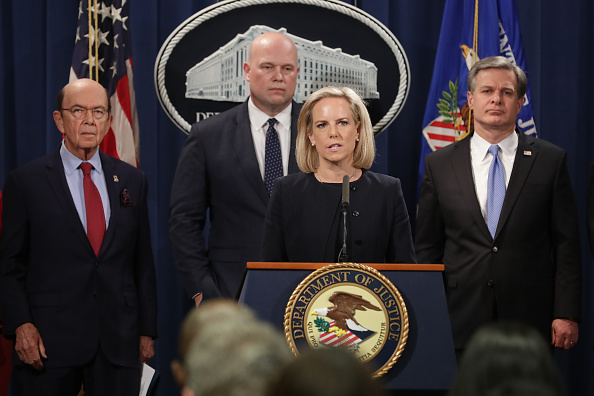 -Le secrétaire américain au Commerce, Wilbur Ross, le procureur général par intérim, Matthew Whitaker, le secrétaire américain à la Sécurité intérieure, Kirstjen Nielsen, et le directeur du Bureau fédéral des enquêtes, Christopher Wray, annoncent de nouvelles poursuites pénales contre le géant des télécommunications chinois Huawei au ministère de la Justice. Le 28 Janvier 2019 à Washington. Photo de Chip Somodevilla / Getty Images.