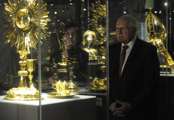 -Le président tchèque Vaclav Klaus examine les reliques dorées lors de l'inauguration de la nouvelle exposition permanente du trésor de Saint-Vitus, l'un des plus grands trésors de cathédrale d'Europe, le 16 décembre au Château de Prague. Les collections de l'exposition contiennent des reliques saintes, des calices et d'autres objets liturgiques, ainsi que des peintures sur panneaux et des textiles anciens. Photo MICHAL CIZEK / AFP / Getty Images.