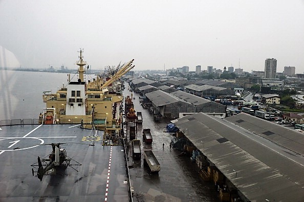 -Le 3 décembre 2013 le port Douala, un navire de l'armée française transportant 350 soldats, véhicules de combat et équipements logistiques est arrivé au Cameroun le 28 novembre, alors que les forces françaises étaient déployées dans le but de mettre fin à la spirale de violence en République centrafricaine. Photo FRED DUFOUR / AFP / Getty Images.