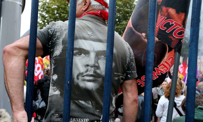 Un manifestant porte un t-shirt avec le portrait du leader communiste argentin Ernesto « Che » Guevara lors d'une manifestation devant le Palais de Justice d'Amiens, le 19 octobre 2016. Innocenter des personnalités comme l’assassin Guevara est un exemple de désinformation - une diffusion délibérée de fausses informations visant à façonner l'opinion publique. (FRANCOIS NASCIMBENI/AFP/Getty Images)