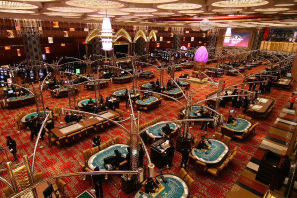 -Macao, Chine. Les travailleurs se préparent pour la cérémonie d'ouverture officielle et la réception VIP, célébrant l'ouverture du nouveau casino phare de SJM, Grand Lisboa, le 11 février 2007 à Macao, en Chine. Photo de MN Chan / Getty Images.