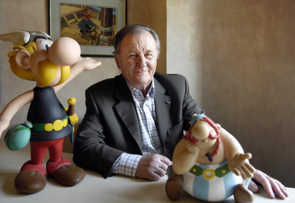 -Albert Uderzo, auteur et illustrateur français qui a lancé le personnage de bande dessinée Astérix en 1959 avec l'auteur René Goscinny, pose avec les statues de ses personnages Astérix et Obélix (R), le 19 avril 2007 à Paris. Photo STEPHANE DE SAKUTIN / AFP / Getty Images.