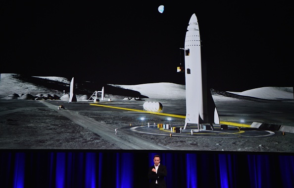 -L’entrepreneur milliardaire et fondateur de SpaceX Elon Musk parle ci-dessous d'une illustration générée par ordinateur de sa nouvelle fusée lors du 68ème Congrès astronautique international 2017 à Adélaïde. Photo PETER PARKS / AFP / Getty Images.