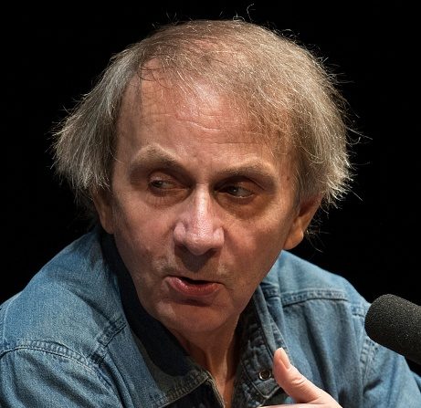 -L'écrivain français Michel Houellebecq participe à la Foire du livre de Francfort 2017 à Francfort-sur-le-Main, dans le centre de l'Allemagne, le 11 octobre 2017. L'auteur, a récemment fait l'éloge du protectionnisme de Donald Trump, tire à boulets rouges sur la politique libérale de l'Union européenne coupable à ses yeux de tous les maux. Photo BORIS ROESSLER / AFP / Getty Images.