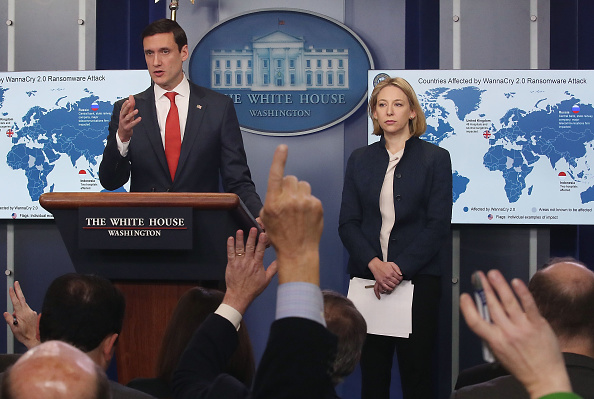 Tom Bossert, conseiller en sécurité nationale à la Maison-Blanche, a informé les journalistes de la cyberattaque WannaCry, à la Maison Blanche le 19 décembre 2017 à Washington, DC. L'attaque généralisée, qui a ravagé de nombreuses industries dans au moins 150 pays et coûté des milliards de dollars, a été clairement imputée à la Corée du Nord par Bossert.  (Photo : Mark Wilson/Getty Images)