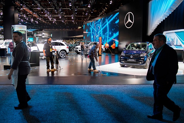 -Des personnes s’activent avant l’ouverture du Salon international de l'automobile nord-américain 2018 à Détroit, Michigan, le 15 janvier 2018. Photo JIM WATSON / AFP / Getty Images.