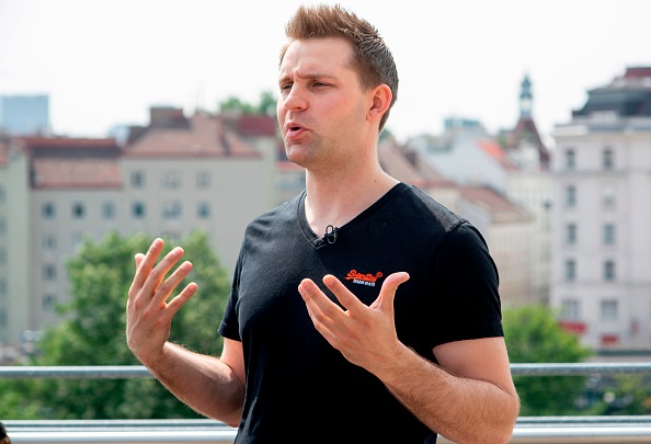 -Max Schrems, avocat autrichien et militant pour la protection de la vie privée, s'entretient avec des journalistes de l'AFP avant l'introduction du nouveau règlement GDPR de l'UE, à Vienne, en Autriche, le 24 mai 2018. Photo par JOE KLAMAR / AFP/ Getty Images.