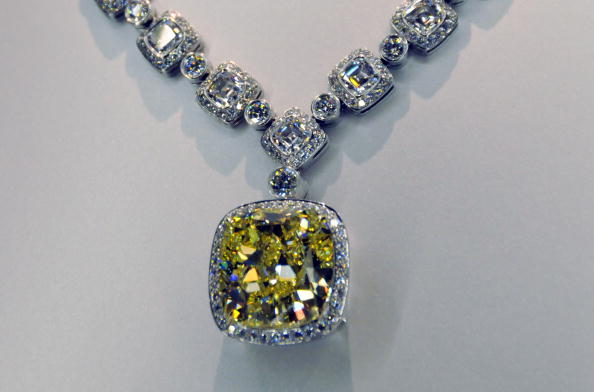 -La photo montre un diamant jaune de 20,34 carats signé par le joaillier de luxe américain Tiffany au prix de 359 millions de yen (3,86 millions USD), à Tokyo le 7 avril 2010. Photo YOSHIKAZU TSUNO / AFP / Getty Images.