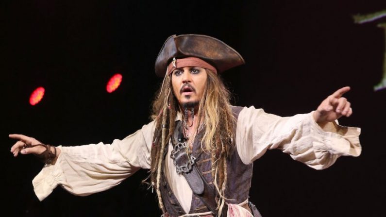 Johnny Depp dans le rôle du capitaine Jack Sparrow aux "'Worlds, Galaxies, and Universes: Live Action at The Walt Disney Studios" à l'Expo Disney à Anaheim, Californie, le 23 décembre 2015. (Jesse Grant/Getty Images)