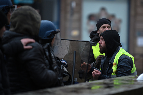 Certains membres des « gilets jaunes » essaient de nouer le dialogue avec les forces de l’ordre au cours des manifestations. Photo d’illustration. Crédit : PATRICK HERTZOG/AFP/Getty Images.