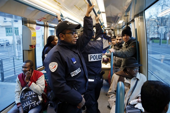 Monté dans la rame à l’arrêt Châteaucreux, l’agresseur s’est installé devant une adolescente qu’il n’a pas quittée des yeux avant d’exhiber ses parties intimes devant elle. Photo d’illustration. Crédit : PATRICK KOVARIK/AFP/Getty Images.