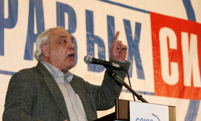 Vladimir Bukovsky, dissident de l'époque soviétique, prend la parole lors d'une réunion de l'opposition à Moscou, le 17 décembre 2007. (Alexey SAZONOV/AFP/Getty Images)