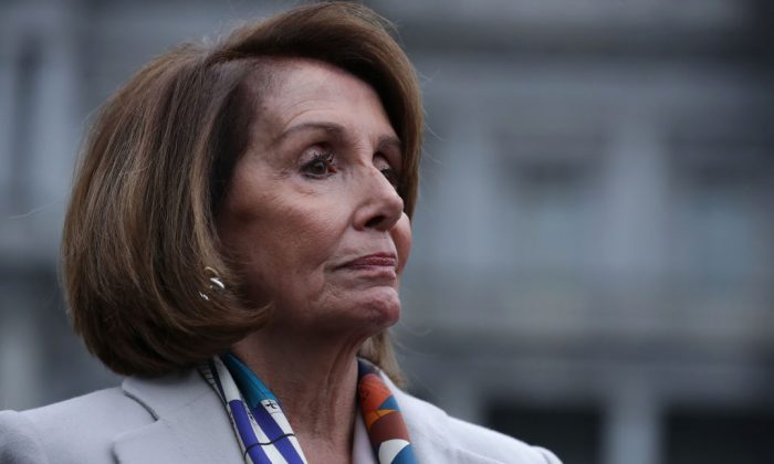 La présidente désignée de la Chambre, Nancy Pelosi (D-CA), s'entretient avec des journalistes à la suite d'une rencontre avec le président Donald Trump, la secrétaire à la Sécurité intérieure, Kirstjen Nielsen, et d'autres membres du Congrès à la Maison-Blanche, le 2 janvier 2019. (Photo par Chip Somodevilla/Getty Images)