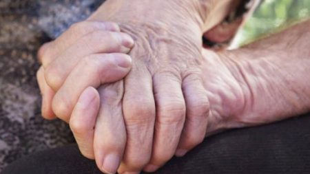 Deux femmes portent un toast à leur 95e anniversaire et à 84 glorieuses années d’amitié