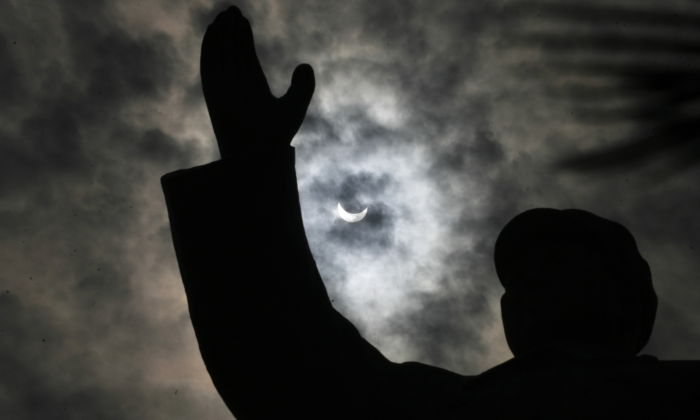 La silhouette de Mao Zedong vue sous le ciel nuageux à Wuhan, province du Hubei, le 22 juillet 2009. (AFP/AFP/Getty Images).