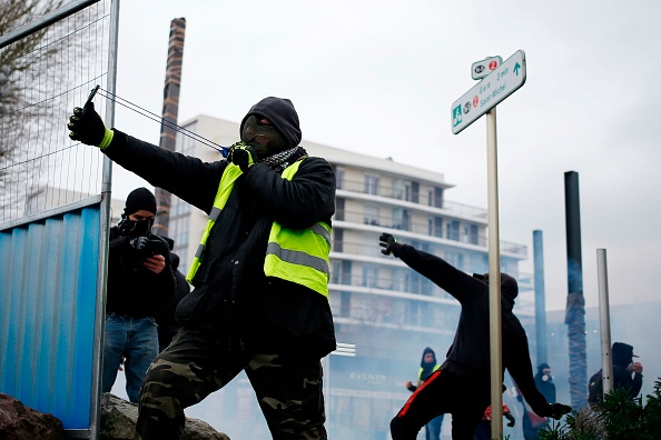 Interpellé en possession d’un lance-pierre de sa confection, de 36 boulons et de 120 billes de verre pendant l’acte IX des Gilets jaunes, le prévenu a expliqué qu’il prenait uniquement pour cible les policiers munis de « casques et de boucliers ». Photo d’illustration. Crédit : CHARLY TRIBALLEAU/AFP/Getty.