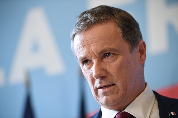 Nicolas Dupont-Aignan prenant la parole pendant une conférence de presse organisée à Paris le 1er février 2017 . Crédit : ERIC FEFERBERG/AFP/Getty Images.