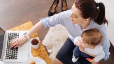 Une mère revient d’un congé maternité de 3 mois accompagnée de bébé, et ses collègues accueillent bien cette expérience