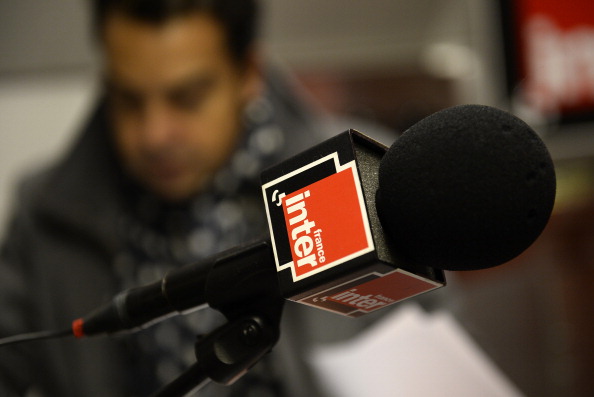 Constance Pittard n’a pas supporté que le présentateur du Débrief revienne sur les critiques émises après la chronique qu’elle avait terminée seins nus sur France Inter cet été. Crédit : FRANCK FIFE/AFP/Getty Images.