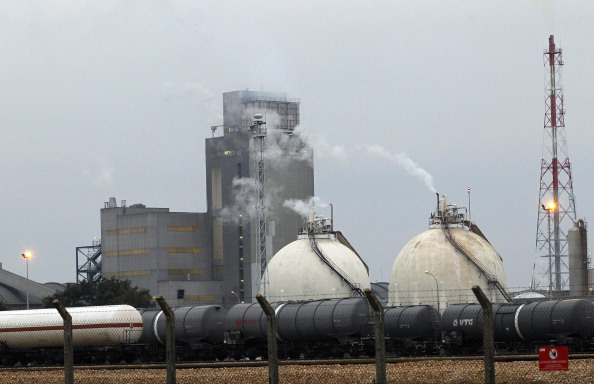 Photo du site de la raffinerie Total de Grandpuits (Seine-et-Marne) où l’oléoduc d’Île-de-France achemine près de 6 millions de tonnes de pétrole brut et de produits pétroliers chaque année. Crédit : FRANCOIS GUILLOT/AFP/Getty Images.