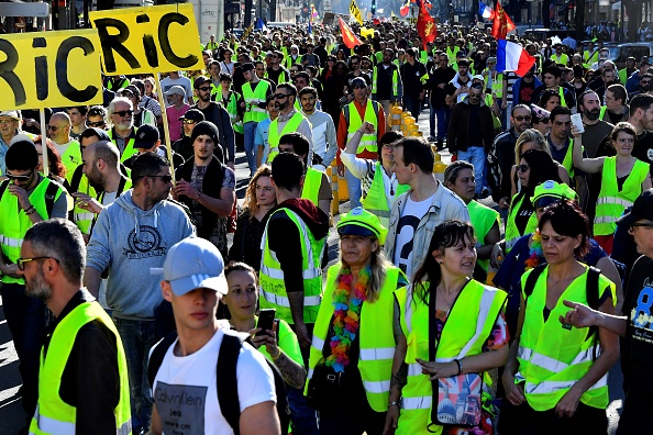 Des Gilets jaunes dans les rues de Bordeaux le 23 février 2019. (Crédit : GEORGES GOBET/AFP/Getty Images)