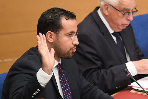 Alexandre Benalla, ancien haut responsable de la sécurité de l'Elysée, lève la main alors qu'il prête serment devant une commission du Sénat à Paris le 19 septembre 2018.   (Photo : ALAIN JOCARD/AFP/Getty Images)