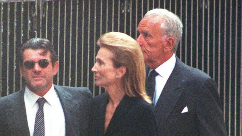 -Lee Radziwill, la sœur de Jacqueline Kennedy Onassis, arrive à l'église de St. Thomas More pour un service commémoratif en l'honneur de John F. Kennedy Jr. et de sa femme, Carolyn Bessette Kennedy, qui ont été tués dans un accident d'avion au large des côtes. Photo HENNY RAY ABRAMS / AFP / Getty Images.