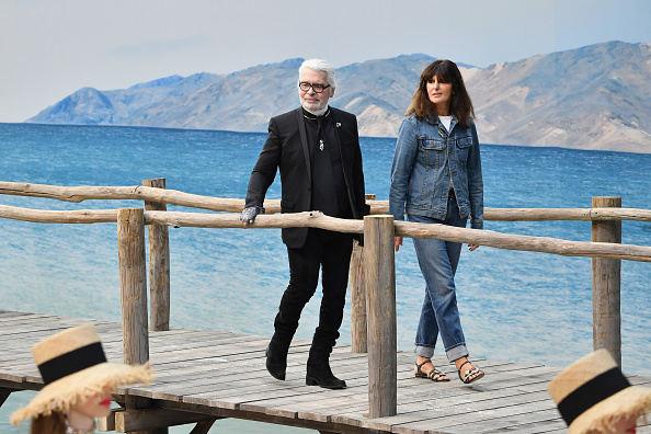 -Karl Lagerfeld et Virginie Viard défiler lors du défilé Chanel dans le cadre de la Fashion Week parisienne de la mode féminine Printemps / Été 2019 le 2 octobre 2018 à Paris, en France. Photo de Pascal Le Segretain / Getty Images.