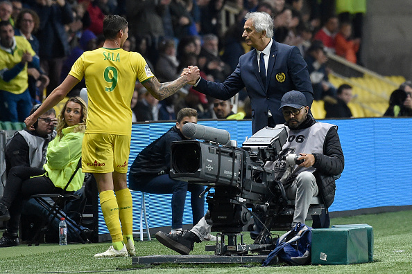 -L'attaquant argentin Emiliano Sala est félicité par l'entraîneur-le chef bosniaque Vahid Halilhodzic qui célèbre ce but après avoir marqué un troisième but lors du match de football français L1 Nantes le 20 octobre au stade La Beaujoire à Nantes, 2018. Photo de SEBASTIEN SALOM GOMIS / AFP / Getty Images.