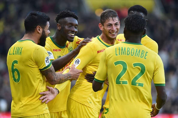 L'attaquant argentin -Emiliano Sala de Nantes célèbre avec ses coéquipiers son but lors du match de football le 4 novembre 2018, au stade La Beaujoire de Nantes, dans l'ouest de la France. Photo de JEAN-FRANCOIS MONIER / AFP / Getty Images.