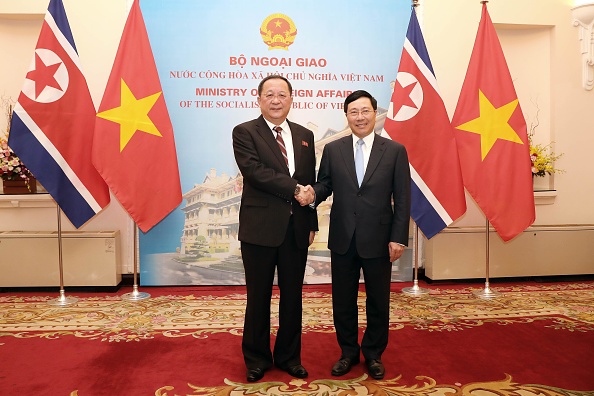 -Le ministre vietnamien des Affaires étrangères, Pham Binh Minh (à droite) serre la main de son homologue nord-coréen, Ri Yong Ho, une visite officielle en RPDC aura lieu du 12 au 14 février. Photo de MINH HOANG / POOL / AFP / Getty Images.