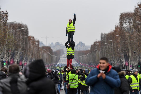 "Gilets jaunes" : manifestation contre la hausse du coût de la vie  sur les Champs Élysée le 15 décembre 2018. (Photo : CHRISTOPHE ARCHAMBAULT/AFP/Getty Images)