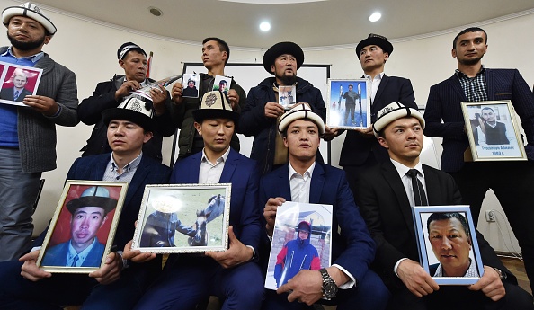 -Des hommes kirghizes présentent des portraits de leurs proches, le 29 novembre 2018. Ils craignent qu’ils soient détenus dans des "camps de rééducation" notoires dans la région du Xinjiang en Chine. Selon les estimations de l'ONU, les « camps d’études » seraient de nombreux centres de détention extrajudiciaires installés dans le Xinjiang, pouvant accueillir jusqu'à un million de Ouïghours et d'autres minorités musulmanes. Auparavant, Pékin avait nié l'existence des camps de rééducation, mais les défend maintenant en tant que « centres d'enseignement et de formation professionnelle » où les étudiants étudient le mandarin, perfectionnent leurs compétences professionnelles et pratiquent des loisirs comme le sport et la danse folklorique. Photo VYACHESLAV OSELEDKO/AFP/Getty Images.