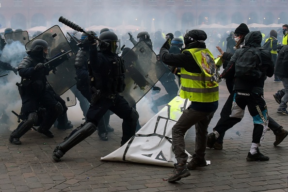 "Gilets jaunes" : affrontement avec des policiers lors d'une manifestation le 12 janvier 2019 sur la place du Capitole à Toulouse, dans le sud de la France. (Photo : PASCAL PAVANI/AFP/Getty Images)