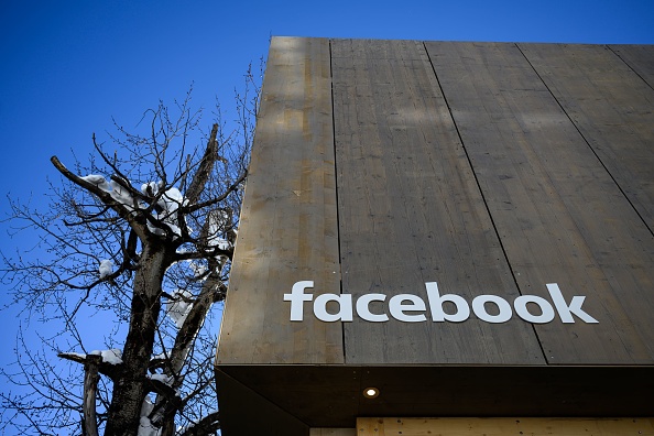 Le stand Facebook lors de la réunion annuelle du Forum économique mondial le 24 janvier 2019 à Davos, en Suisse orientale. (Photo : FABRICE COFFRINI/AFP/Getty Images)