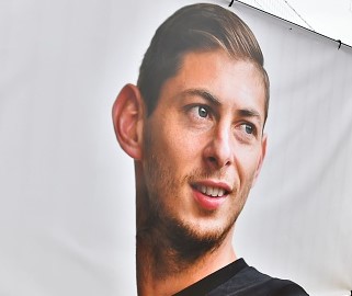 -Depuis la confirmation officielle jeudi de la mort d’Emiliano Sala le village de Progreso en Argentine est meurtri…  Photo de LOIC VENANCE / AFP / Getty Images.