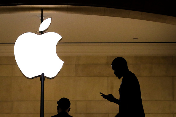 -Un homme vérifie son téléphone dans un magasin Apple au Grand Central Terminal, le 29 janvier 2019 à New York. Apple devrait publier ses résultats du premier trimestre après la fermeture des marchés américains mardi. Photo de Drew Angerer / Getty Images.