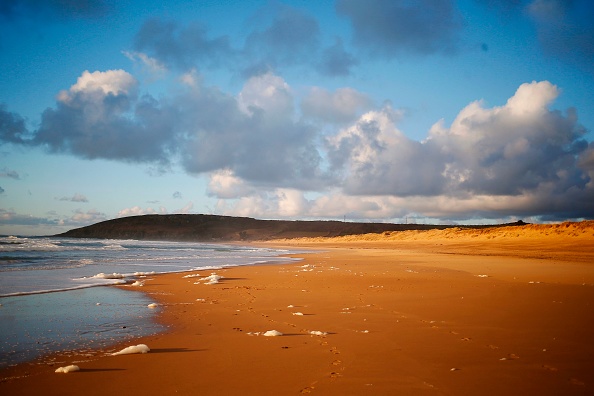 -Cette photo prise le 30 janvier 2019 montre la plage située près de la ville de Surtainville, dans le nord-ouest de la France, où deux coussins de siège d'avion échoués au milieu des côtes normandes étaient probablement susceptibles de provenir de l'avion disparu transportant le footballeur Emiliano Sala, selon le journal. Photo de CHARLY TRIBALLEAU / AFP / Getty Images.