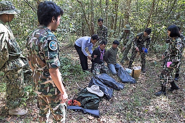 -Cette photo prise le 1er février 2019 montre des gardes forestiers de Thaïlande ainsi que des gardes cambodgiens et Laos tenant deux "braconniers" armés lors d'un raid simulé dans le parc national de Khao Yai. Photo ROMEO GACAD / AFP / Getty Images.