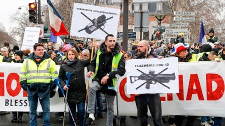 Des milliers de « gilets jaunes » mobilisés contre les violences policières