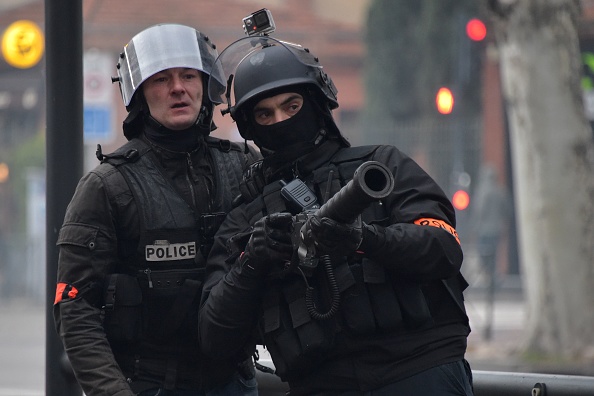  "Gilets jaunes" Toulouse : Un policier en civil tient un LBD avec une caméra attachée sur son casque , le 2 février 2019. (Photo : PASCAL PAVANI/AFP/Getty Images)