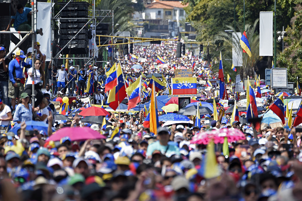 -Les partisans de l'opposition écoutent le chef de l'opposition Juan Guaido lors d'un rassemblement à Caracas le 2 février 2019. Des dizaines de milliers de manifestants affluaient dans les rues de Caracas pour soutenir les appels au président autoproclamé Guaido pour des élections anticipées Photo de Juan BARRETO / AFP / Getty Images.