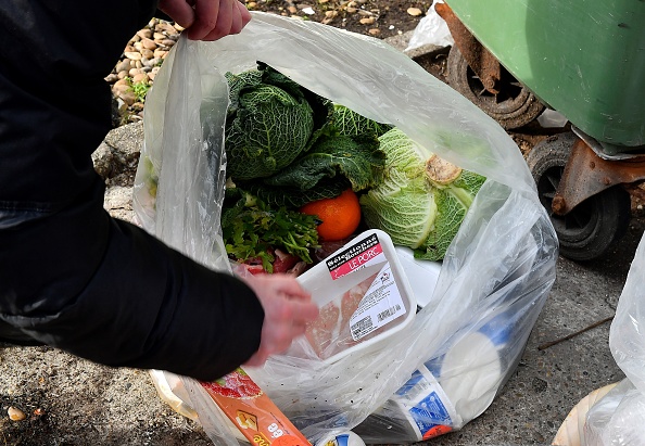 Un avocat militant de la lutte contre le gaspillage alimentaire a fait constater par huissier que de la nourriture consommable était jetée par un supermarché Leclerc des Landes, et non donnée aux associations comme le veut la loi. (Photo : GEORGES GOBET/AFP/Getty Images)